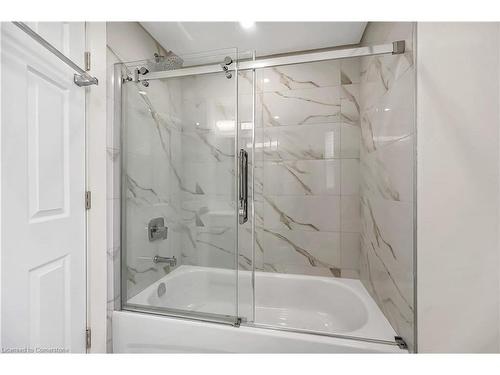 Upper 2-1466 Main Street E, Hamilton, ON - Indoor Photo Showing Bathroom