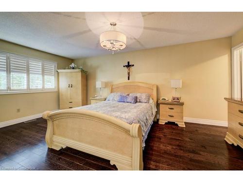1056 Plains View Avenue, Burlington, ON - Indoor Photo Showing Bedroom