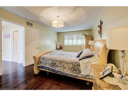 1056 Plains View Avenue, Burlington, ON - Indoor Photo Showing Bedroom