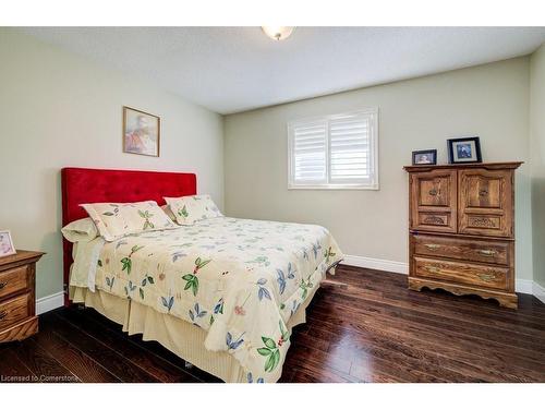 1056 Plains View Avenue, Burlington, ON - Indoor Photo Showing Bedroom
