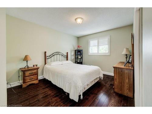 1056 Plains View Avenue, Burlington, ON - Indoor Photo Showing Bedroom