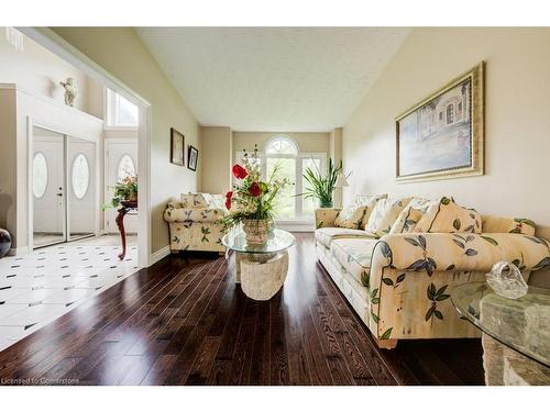 1056 Plains View Avenue, Burlington, ON - Indoor Photo Showing Living Room