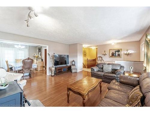 8299 Concession 2 Rd, West Lincoln, ON - Indoor Photo Showing Living Room