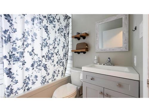 34 Saunby Street, London, ON - Indoor Photo Showing Bathroom