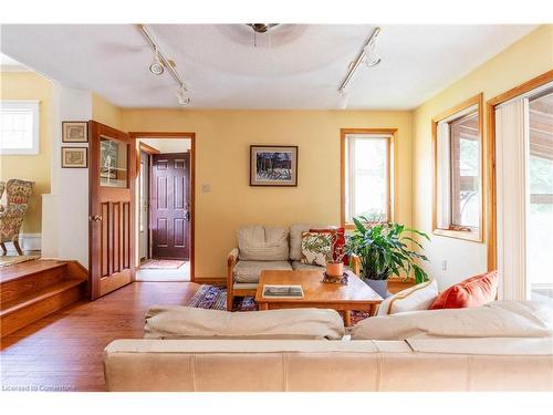 74 Chedoke Avenue, Hamilton, ON - Indoor Photo Showing Living Room