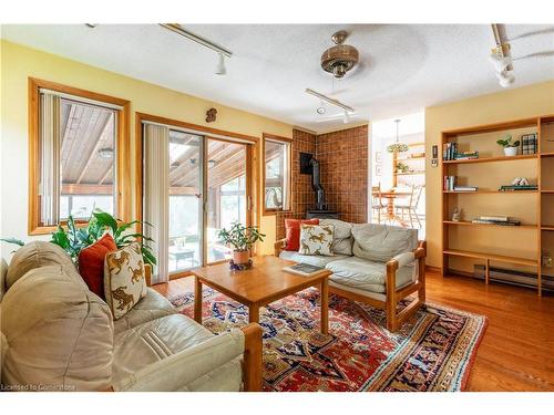 74 Chedoke Avenue, Hamilton, ON - Indoor Photo Showing Living Room