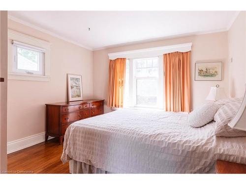 74 Chedoke Avenue, Hamilton, ON - Indoor Photo Showing Bedroom