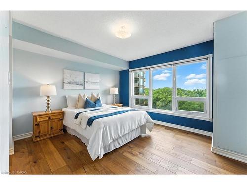 1104-237 King Street W, Cambridge, ON - Indoor Photo Showing Bedroom