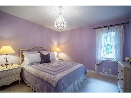 98 Hadley Drive, Ancaster, ON - Indoor Photo Showing Bedroom