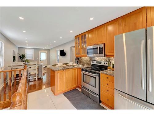 746 Roxborough Avenue, Hamilton, ON - Indoor Photo Showing Kitchen