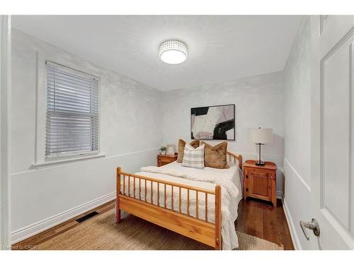 746 Roxborough Avenue, Hamilton, ON - Indoor Photo Showing Bedroom