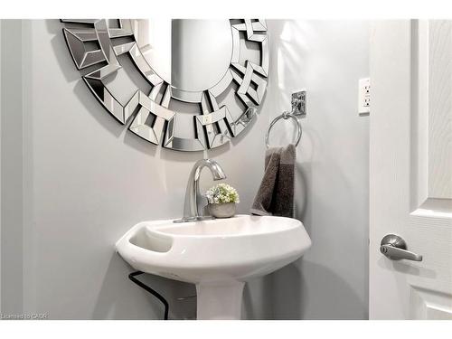 746 Roxborough Avenue, Hamilton, ON - Indoor Photo Showing Bathroom