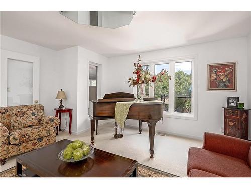 275 Alexander Court, Burlington, ON - Indoor Photo Showing Living Room