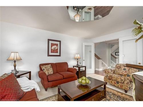 275 Alexander Court, Burlington, ON - Indoor Photo Showing Living Room