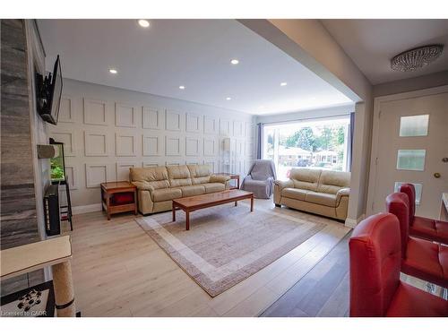Upper-192 Glen Road, Kitchener, ON - Indoor Photo Showing Living Room
