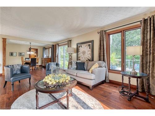 15 Marquette Drive, Kitchener, ON - Indoor Photo Showing Living Room