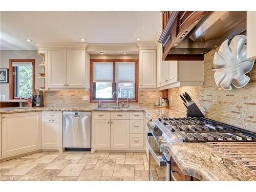 15 Marquette Drive, Kitchener, ON - Indoor Photo Showing Kitchen With Upgraded Kitchen