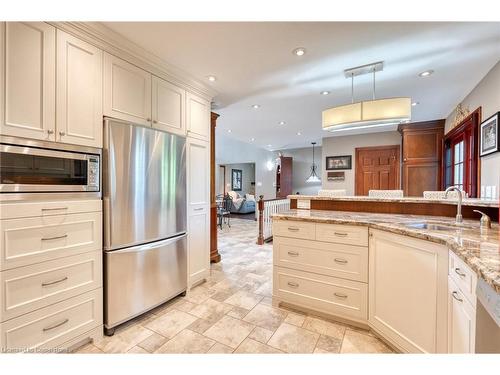 15 Marquette Drive, Kitchener, ON - Indoor Photo Showing Kitchen With Upgraded Kitchen