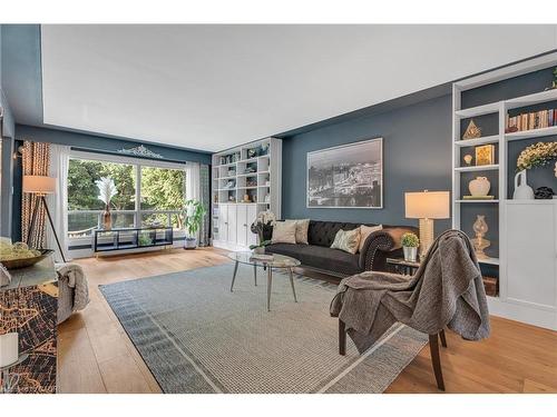316 Fennell Avenue W, Hamilton, ON - Indoor Photo Showing Living Room