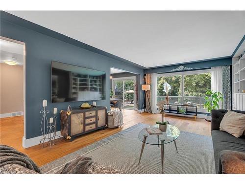 316 Fennell Avenue W, Hamilton, ON - Indoor Photo Showing Living Room