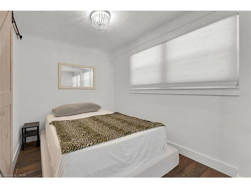 28 Marion Crescent, Dundas, ON - Indoor Photo Showing Bedroom