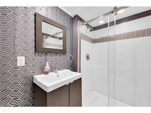 28 Marion Crescent, Dundas, ON - Indoor Photo Showing Bathroom