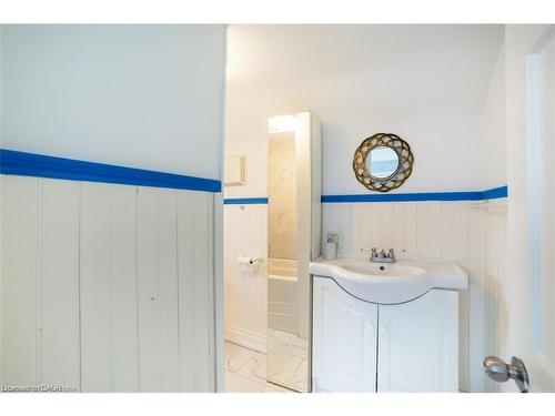 Upper-36 West 3Rd Street, Hamilton, ON - Indoor Photo Showing Bathroom