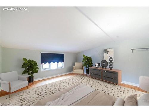 Upper-36 West 3Rd Street, Hamilton, ON - Indoor Photo Showing Living Room