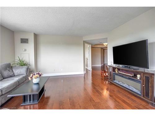704-1800 The Collegeway, Mississauga, ON - Indoor Photo Showing Living Room