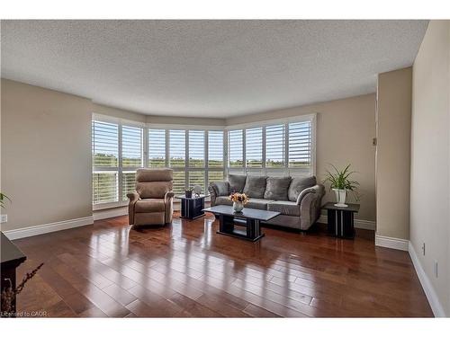 704-1800 The Collegeway, Mississauga, ON - Indoor Photo Showing Living Room