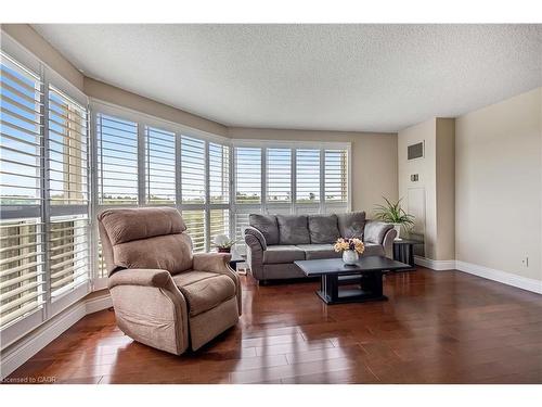 704-1800 The Collegeway, Mississauga, ON - Indoor Photo Showing Living Room