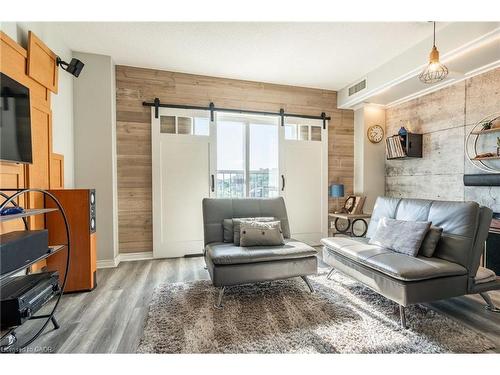 612-135 James Street S, Hamilton, ON - Indoor Photo Showing Living Room