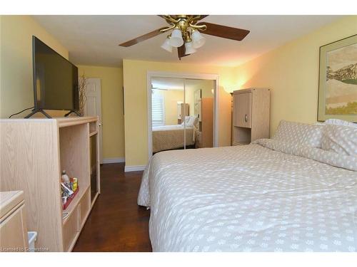 4131 Lorraine Crescent, Burlington, ON - Indoor Photo Showing Bedroom