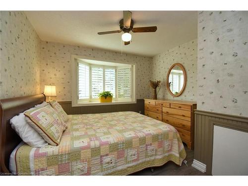 4131 Lorraine Crescent, Burlington, ON - Indoor Photo Showing Bedroom