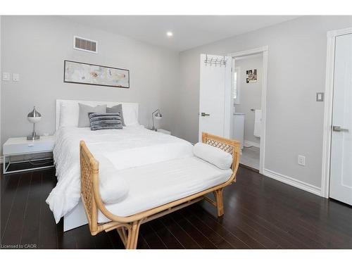 436 Goodram Drive, Burlington, ON - Indoor Photo Showing Bedroom