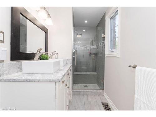 436 Goodram Drive, Burlington, ON - Indoor Photo Showing Bathroom