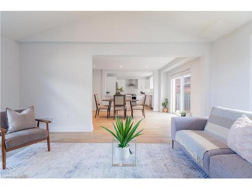83 Benedict Place, Hamilton, ON - Indoor Photo Showing Living Room