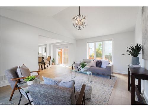 83 Benedict Place, Hamilton, ON - Indoor Photo Showing Living Room