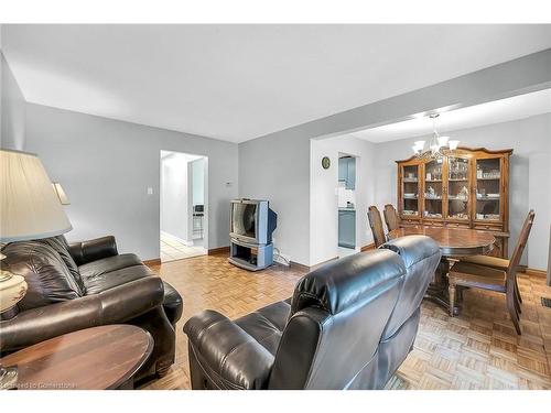 18-1460 Garth Street, Hamilton, ON - Indoor Photo Showing Living Room