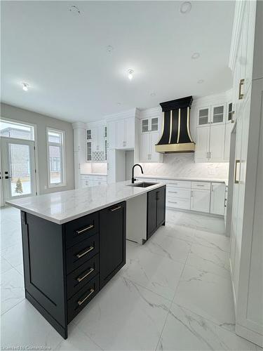 143 Klein Circle, Ancaster, ON - Indoor Photo Showing Kitchen With Upgraded Kitchen