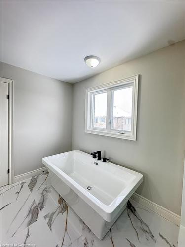 143 Klein Circle, Ancaster, ON - Indoor Photo Showing Bathroom