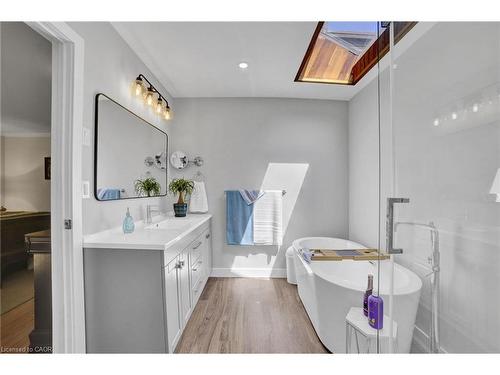 11 Weneil Drive, Freelton, ON - Indoor Photo Showing Bathroom