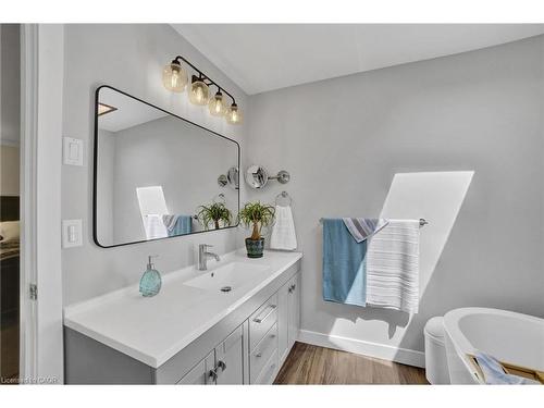 11 Weneil Drive, Freelton, ON - Indoor Photo Showing Bathroom