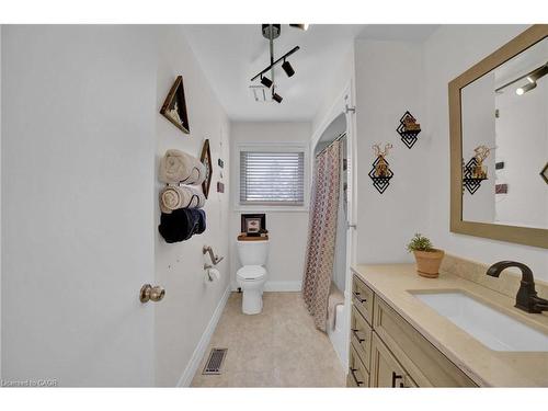 11 Weneil Drive, Freelton, ON - Indoor Photo Showing Bathroom