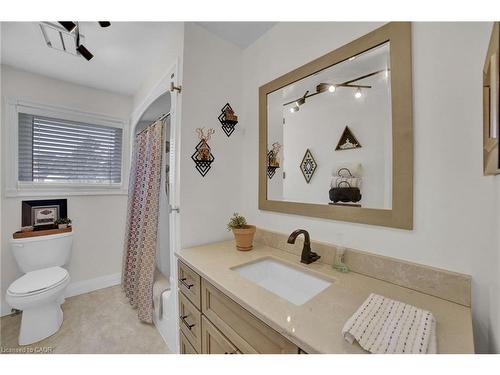 11 Weneil Drive, Freelton, ON - Indoor Photo Showing Bathroom