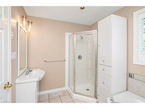 149 Dorchester Drive, Grimsby, ON - Indoor Photo Showing Bathroom
