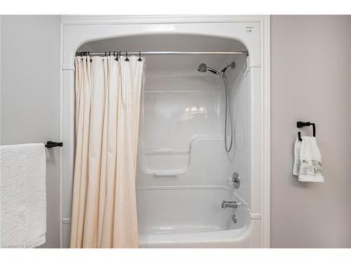 149 Dorchester Drive, Grimsby, ON - Indoor Photo Showing Bathroom