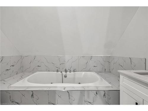 172 Sherman Avenue S, Hamilton, ON - Indoor Photo Showing Bathroom