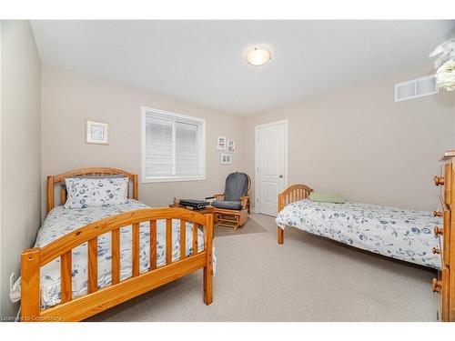 118 Lampman Drive, Grimsby, ON - Indoor Photo Showing Bedroom