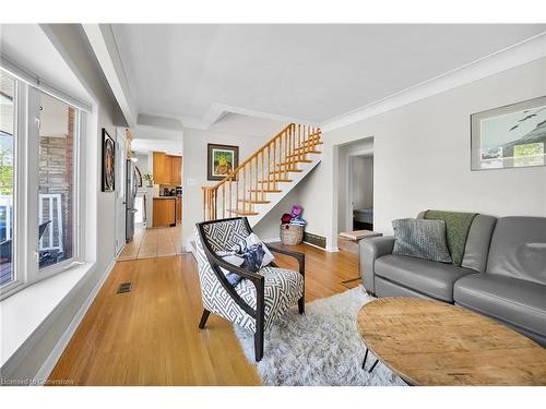 130 West 26Th Street, Hamilton, ON - Indoor Photo Showing Living Room